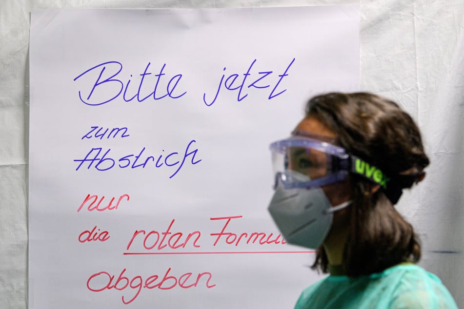 Eine Ärztin der Kassenärztlichen Vereinigung Sachsen steht in der Corona-Teststation für Urlaubsrückkehrer.
