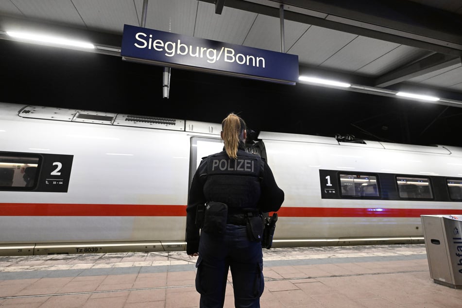 Nach dem Vorfall im ICE in Siegburg wurde der Zug geräumt. Ein 20-jähriger Sitz nun in U-Haft.