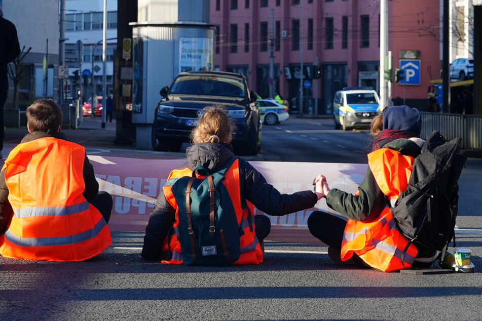 Am Dienstagmorgen klebten sich erneut Klimaaktivisten der "Letzten Generation" auf eine Hauptverkehrsbrücke in unmittelbarer Nähe zum Mainzer Hauptbahnhof.