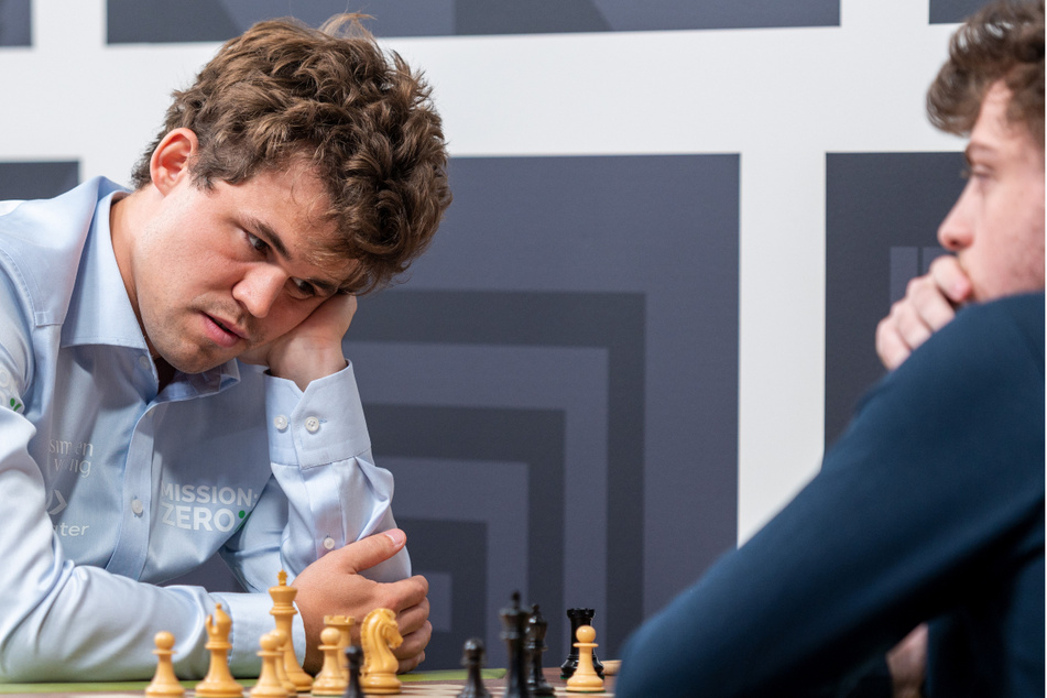 Hans Niemann (19, r.) fixiert Magnus Carlsen (31). Der Leistungssprung des US-Amerikaners kommt einigen spanisch vor.