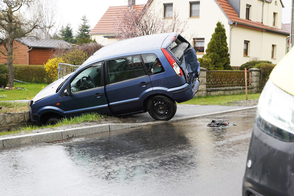 Der Ford wurde von der Straße geräumt und nahm heftigen Schaden.