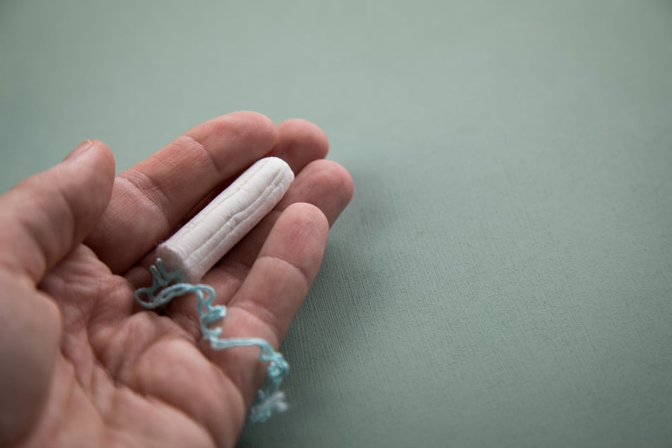 Eine Medizinerin fand schließlich die Überreste eines Tampons, der offenbar rund ein Jahr unbemerkt in ihr verblieben war. (Symbolfoto)