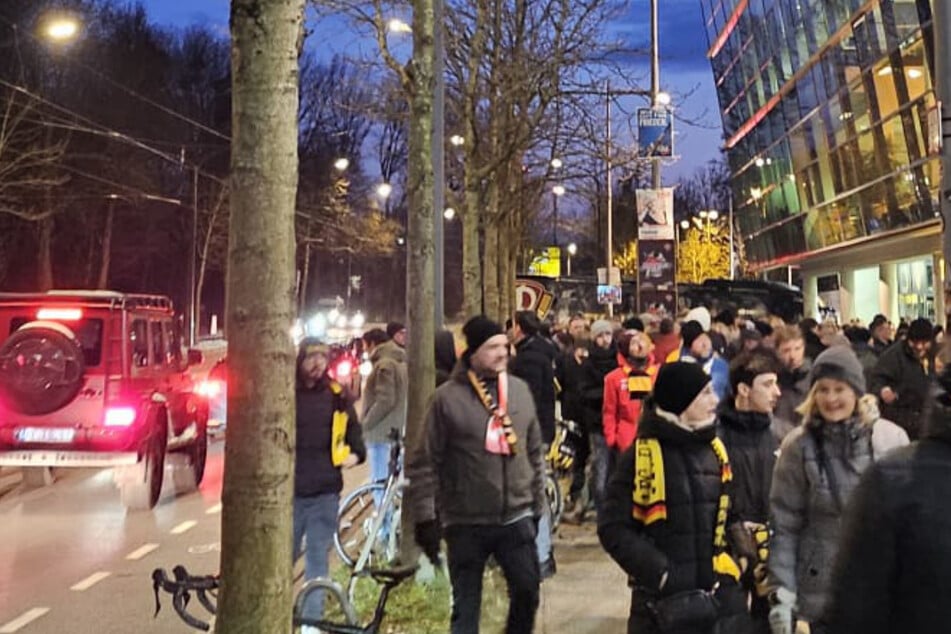 Wenige Minuten später fuhr der Teambus von Dynamo Dresden vor.