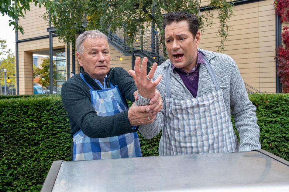 Als Dr. Roland Heilmann (Thomas Rühmann, 70, l.) und Dr. Philipp Brentano (Thomas Koch, 54, r.) grillen wollen, kommt es zu einem Unfall.