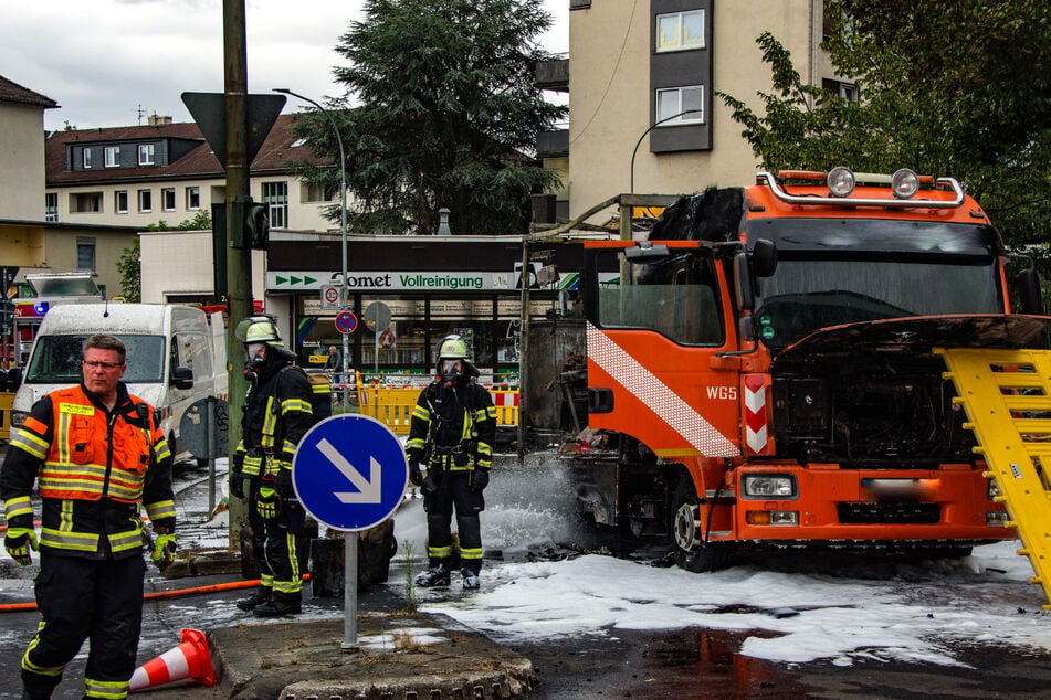 Die Feuerwehr hatte ein Übergreifen der Flammen auf umstehende Fahrzeuge und Gebäude verhindern können.