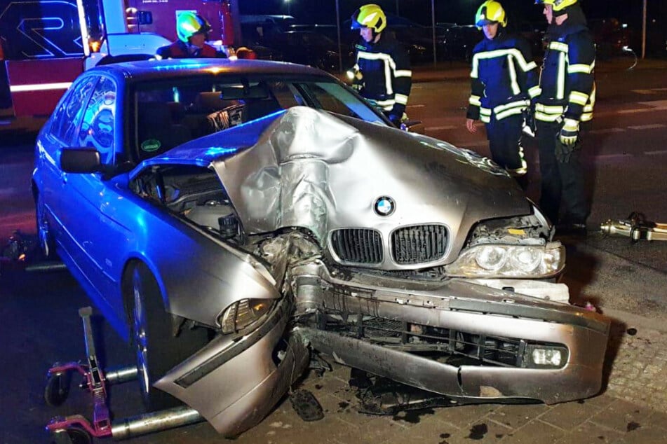 BMW kracht gegen Ampel, doch vom Fahrer fehlt jede Spur