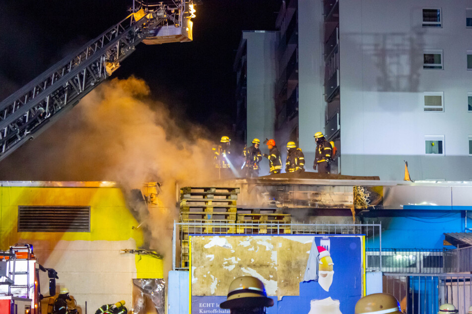 Einsatzkräfte bei Löscharbeiten am Samstagabend.