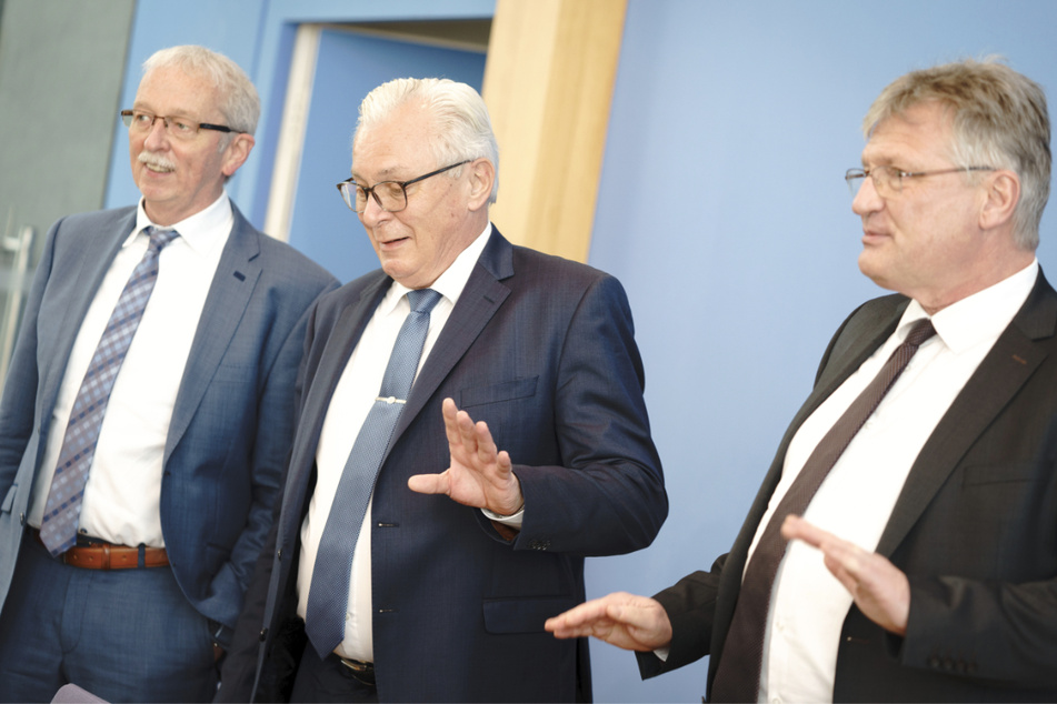 Jörg Meuthen (59, r), MdEP, AfD-Bundessprecher, Bernd Gögel (66, M), MdL, AfD-Spitzenkandidat von Baden-Württemberg, und Michael Frisch (63), MdL, AfD-Spitzenkandidat von Rheinland-Pfalz.