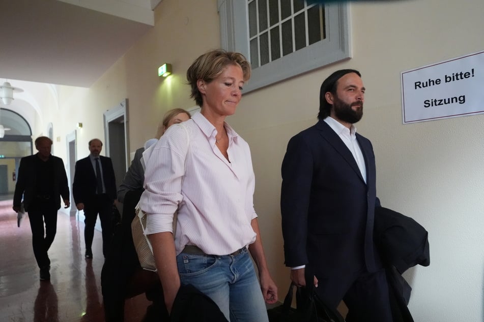 Gemeinsam mit ihrem Anwalt Ingo Bott (43) trifft Christina Block am Landgericht Hamburg ein.