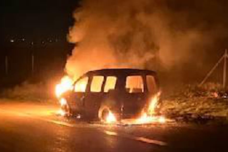 Auf der A27 ist ein Auto am Dienstag während der Fahrt in Flammen aufgegangen. Der Fahrer konnte sich noch ins Freie retten.