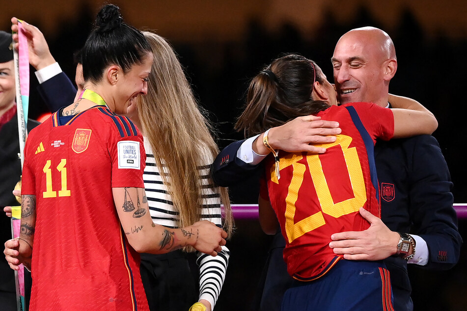 Die Szene, die um die Welt ging: Luis Rubiales (46) war sehr "innig" mit den spanischen Weltmeisterinnen bei der Siegerehrung.
