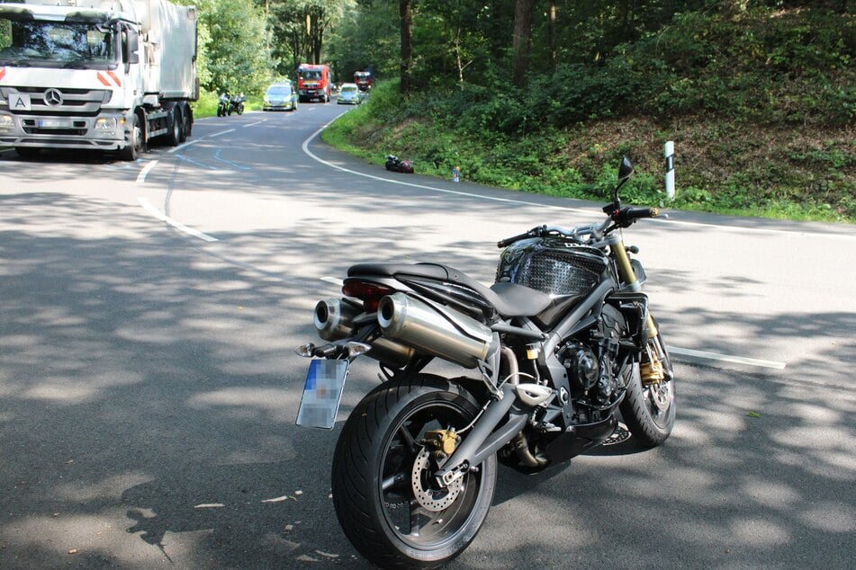 Im Gegenverkehr: Bikerin stürzt in Kurve und prallt gegen Müllwagen