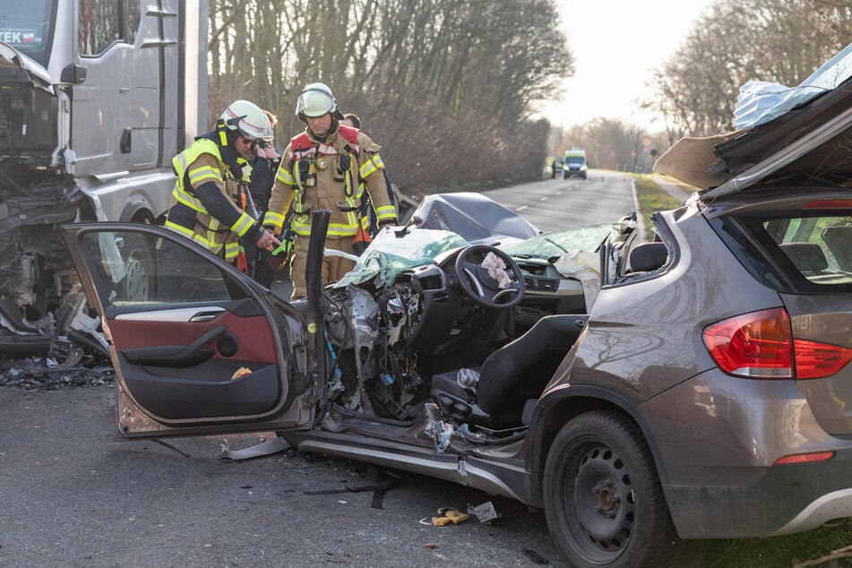 Der Fahrer musste aus seinem Auto geschnitten werden.