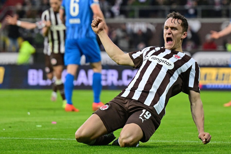 Bei seinem Jubel fällt die ganze Last von seinen Schultern ab.