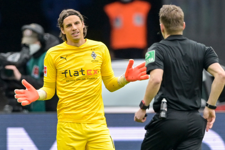 Schiedsrichter Patrick Ittrich (r.) stellt Yann Sommer mit Rot vom Platz.