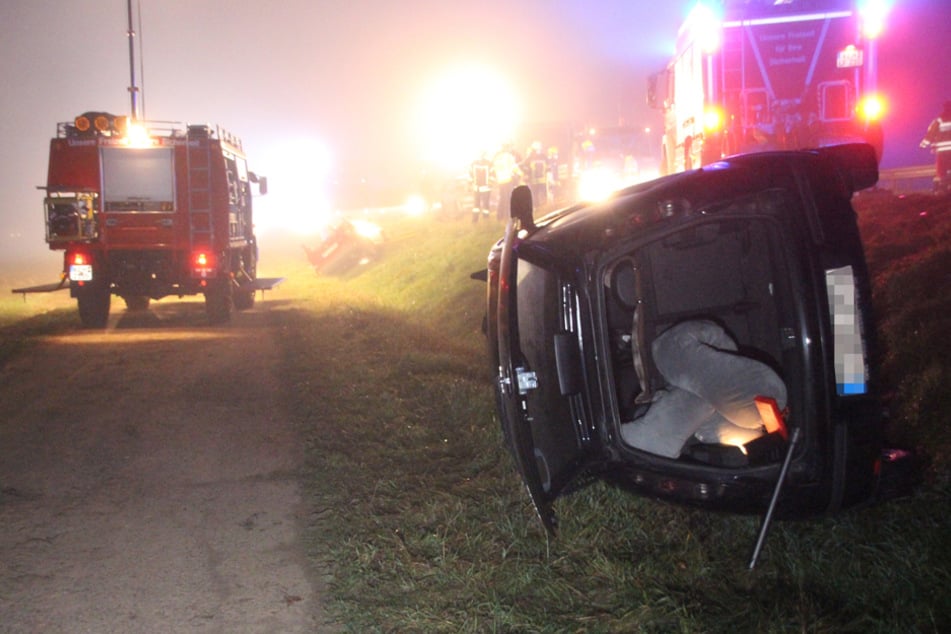 Die beiden Fahrzeuge wurden bei dem Unfall von der Straße geschleudert.