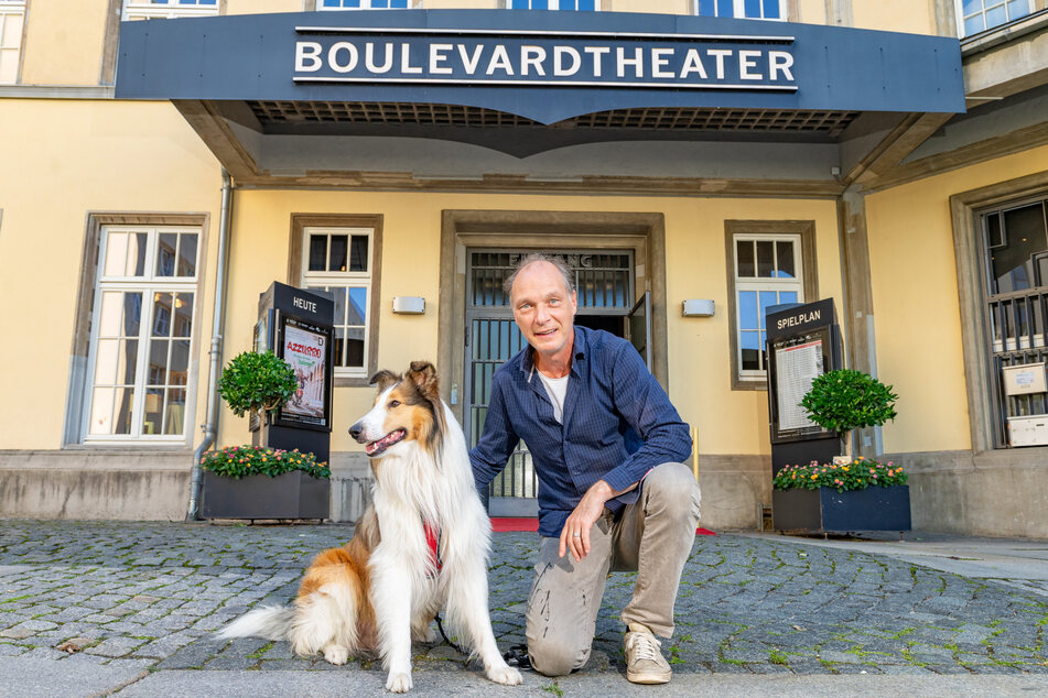 Schauspieler Martin Brambach (56) mit seinem Collie Juri (2, benannt nach Kosmonaut Juri Gagarin) vor dem Boulevardtheater Dresden.