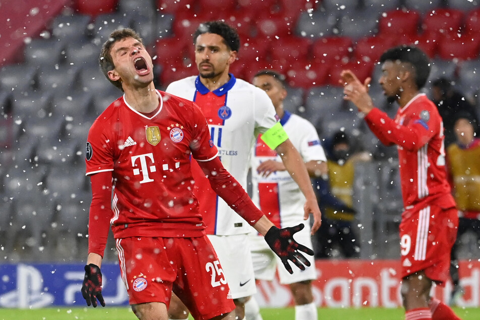 Alle Mühen waren letztlich vergebens: Für Thomas Müller (31, l.) und den FC Bayern München setzte es im CL-Hinspiel gegen PSG eine Niederlage.