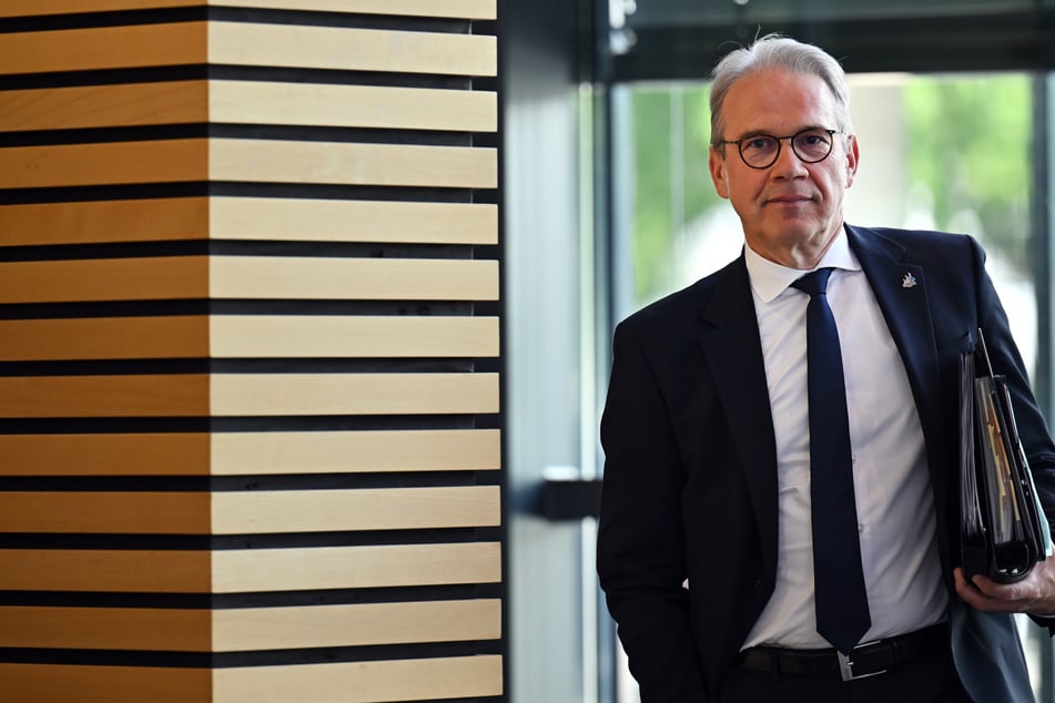 Thüringens Innenminister Georg Maier (58, SPD) hat sich für ein AfD-Verbotsverfahren ausgesprochen.