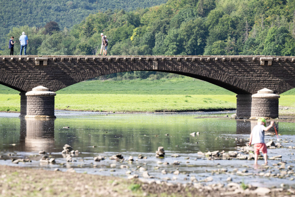Extrem niedriger Wasserstand des Edersees in Nordhessen im August 2022: Die alte Aseler Brücke liegt normalerweise metertief unter der Wasseroberfläche des Sees.