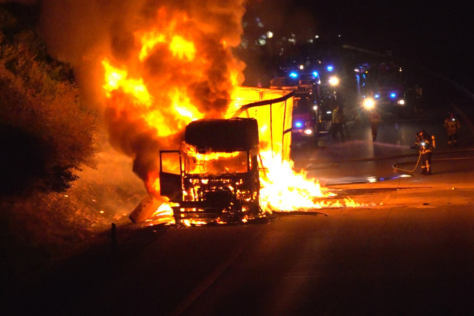 Ein mit Tiernahrung beladener Lkw stand in der Nacht auf Donnerstag auf der A38 in Flammen.