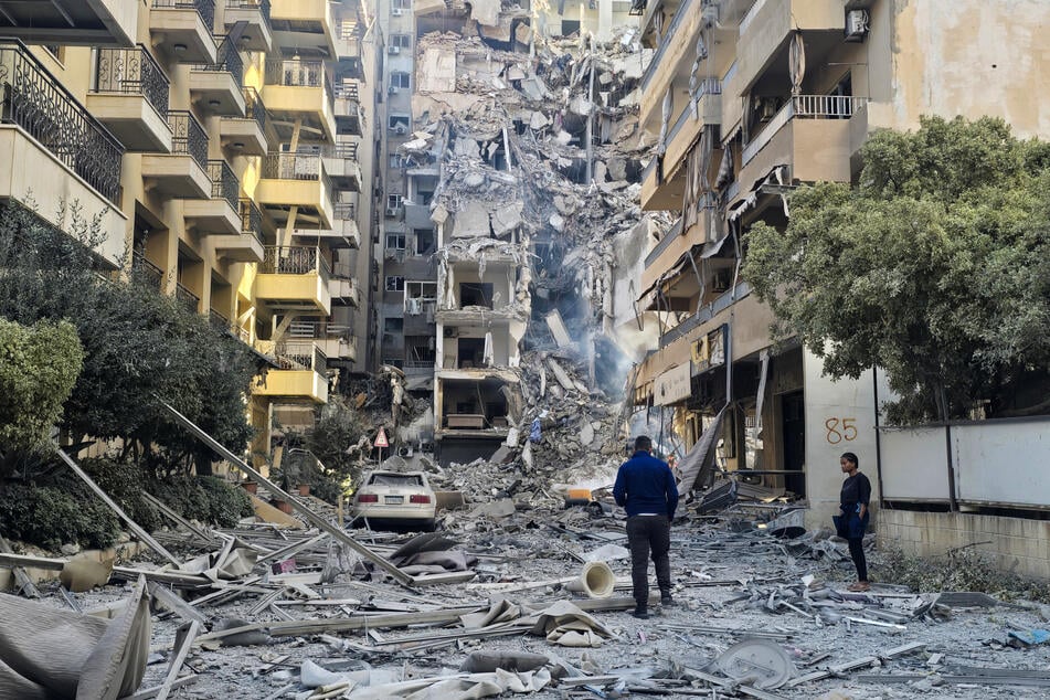 Israeli forces push further into Lebanon as delegations meet in Washington