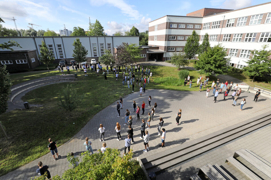 Im Innerstädtischen Gymnasium Rostock ISG stehen die Schüler der 9. Klassen mit entsprechendem Abstand zueinander im Innenhof, wo sie vom Direktor begrüßt werden. (Symbolbild)