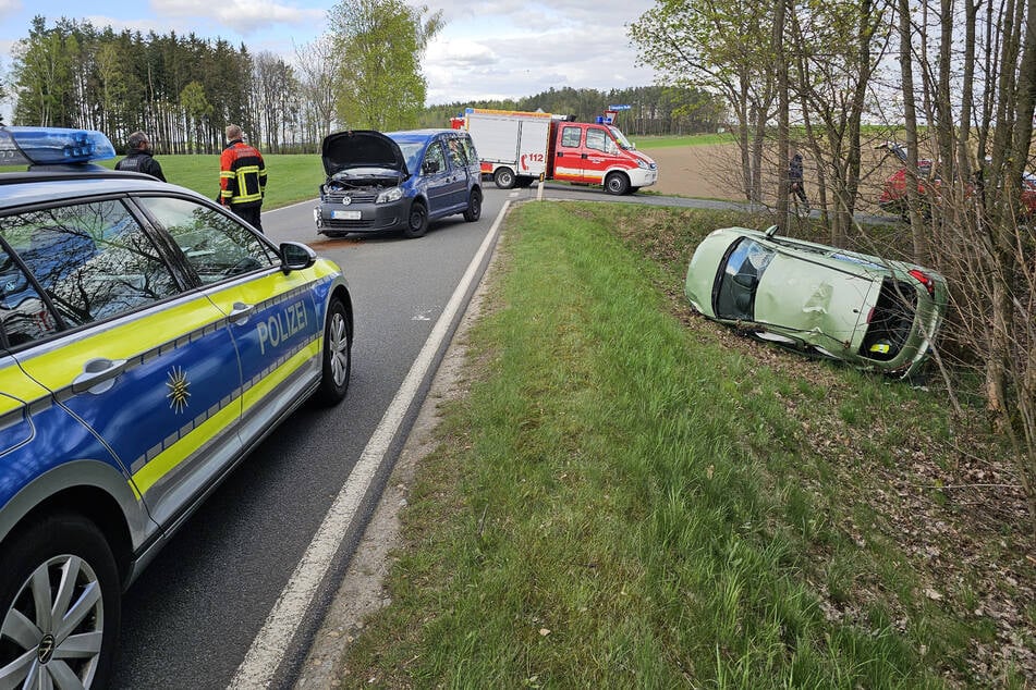 Auf der S293 in Lengenfeld ist am Mittwoch ein VW mit einem Opel zusammengestoßen. Der Opel überschlug sich und blieb im Graben liegen.