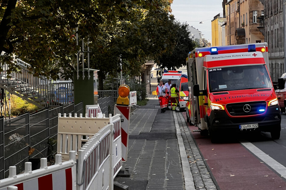 Rettungskräfte stehen vor der Realschule in Fürth, in der Reizgas versprüht wurde.