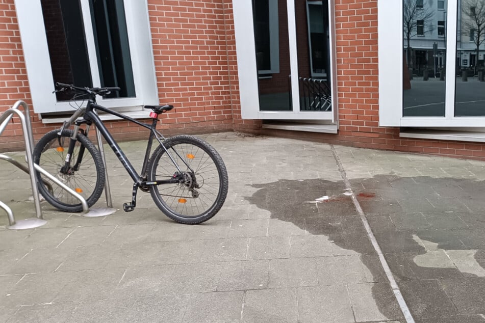 Nach der Attacke sind vor dem Düsseldorfer Laden noch Blutspuren auf dem Boden zu erkennen.