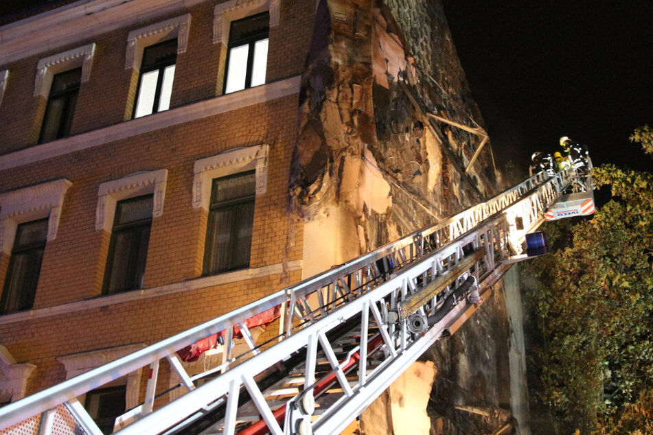 Leipzig: Mehrfamilienhaus im Leipziger Osten brennt - Feuerwehr muss gleich zweimal anrücken