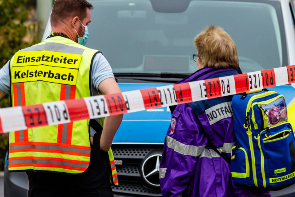 Mitarbeiter der Notfallseelsorge (r.) waren in Kelsterbach ebenfalls im Einsatz.