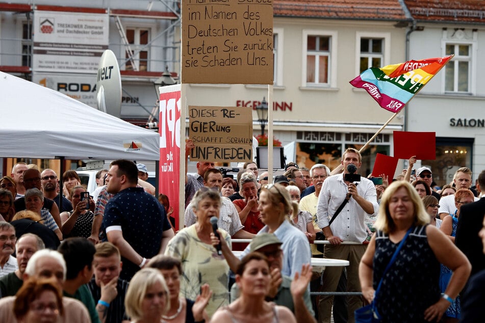 Mehrere Demonstranten ließen ihren Frust lautstark ihren Lauf, darunter auch der bekannte Rechtsextremist und Holocaustleugner Nicolai Nerling.