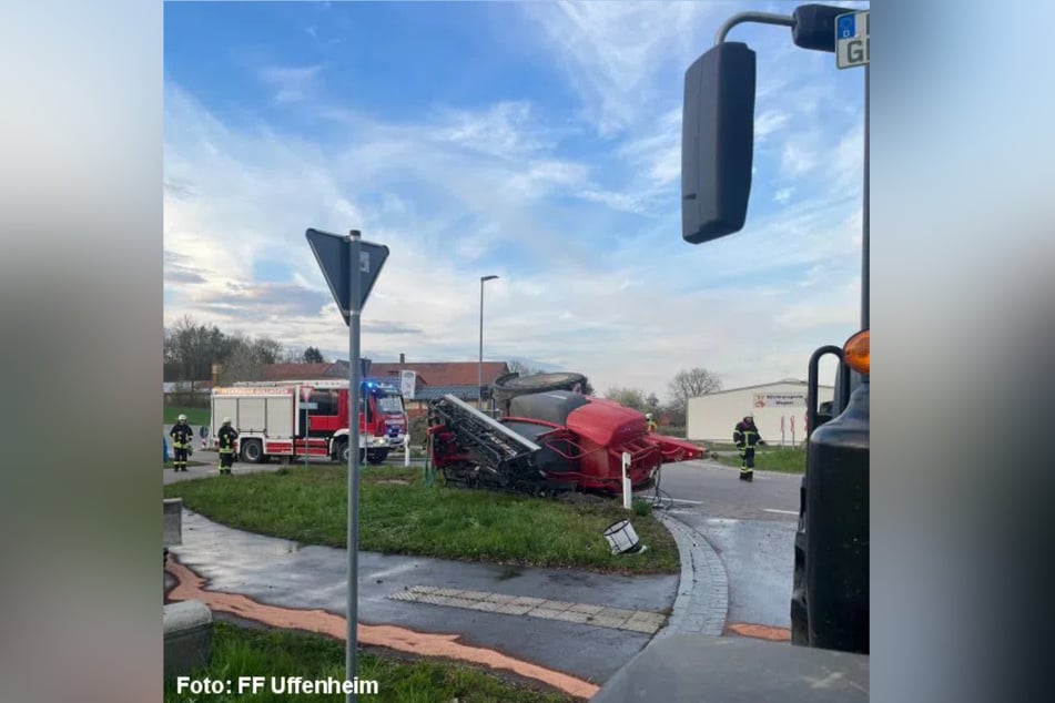 Aus der umgekippten Anhängerspritze lief Düngemittel aus.