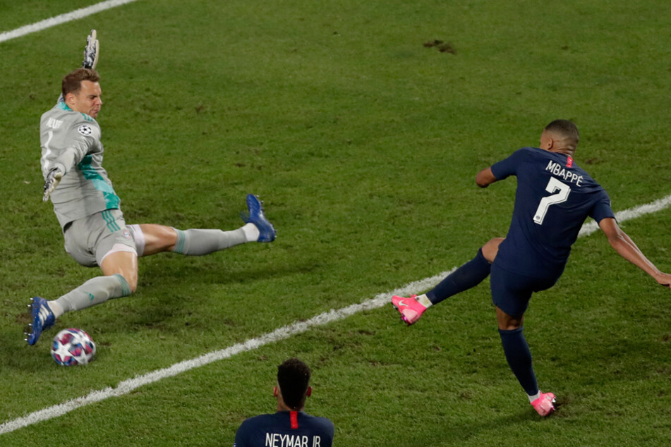 Manuel Neuer (l.) rettet gegen Kylian Mbappe: "Vielleicht hat es noch nie so Spaß gemacht, in dieser Mannschaft zu spielen."