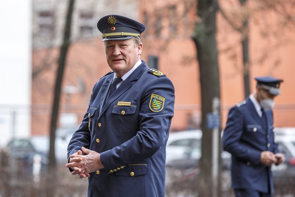 Ab 1. April hat er den Hut auf - Dresdens Polizeichef Jörg Kubiessa (56) soll am 31. März im Landtag feierlich zum neuen Landespolizeipräsidenten ernannt werden.