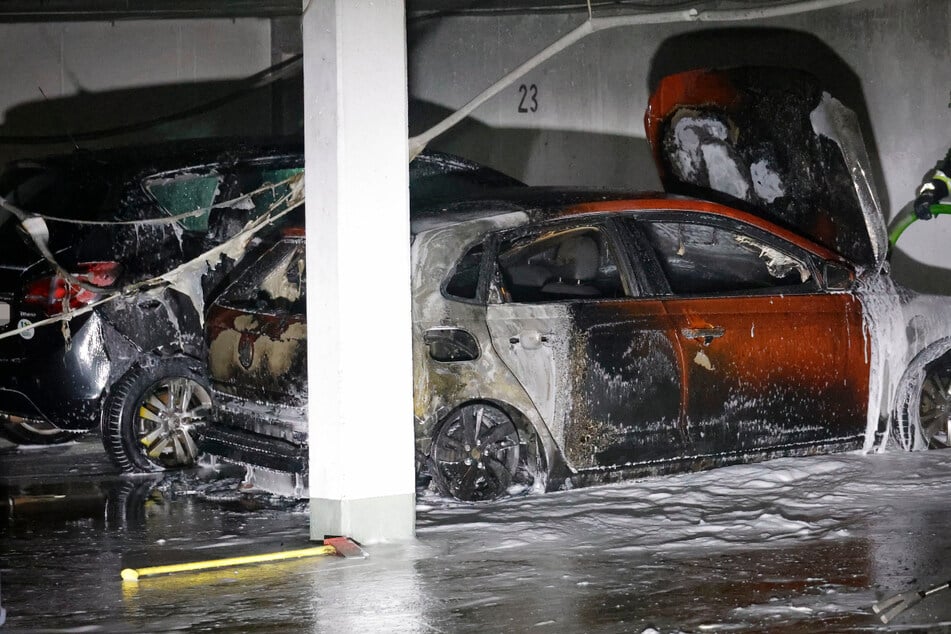 Chemnitz: Feuerwehreinsätze in Chemnitz: Autos in Tiefgarage in Flammen