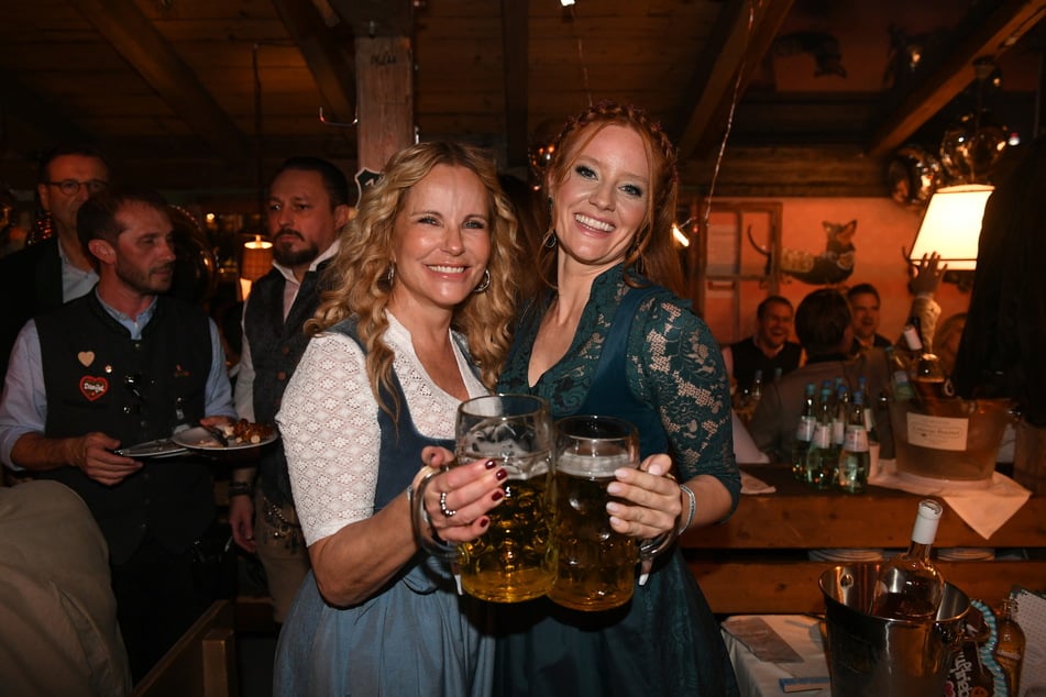 Moderatorin Katja Burkard (59, l.) und Model Barbara Meier (38) waren auch beim Almauftrieb dabei.