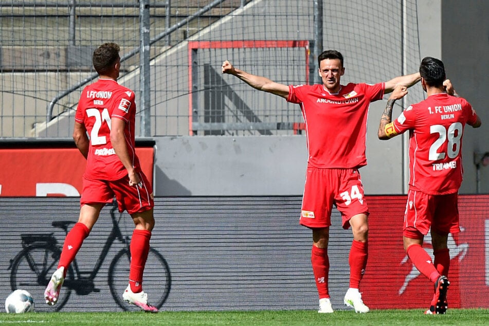 Unions Christian Gentner (M) feiert seinen Treffer mit Grischa Prömel (l) und Christopher Trimmel.