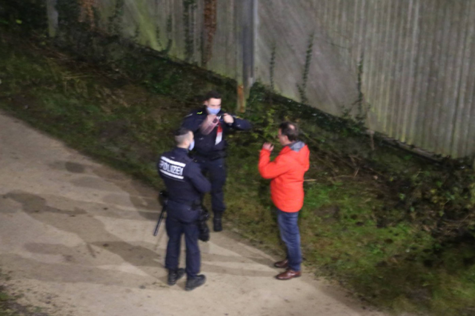 Polizisten gehen ihrer Arbeit nach.