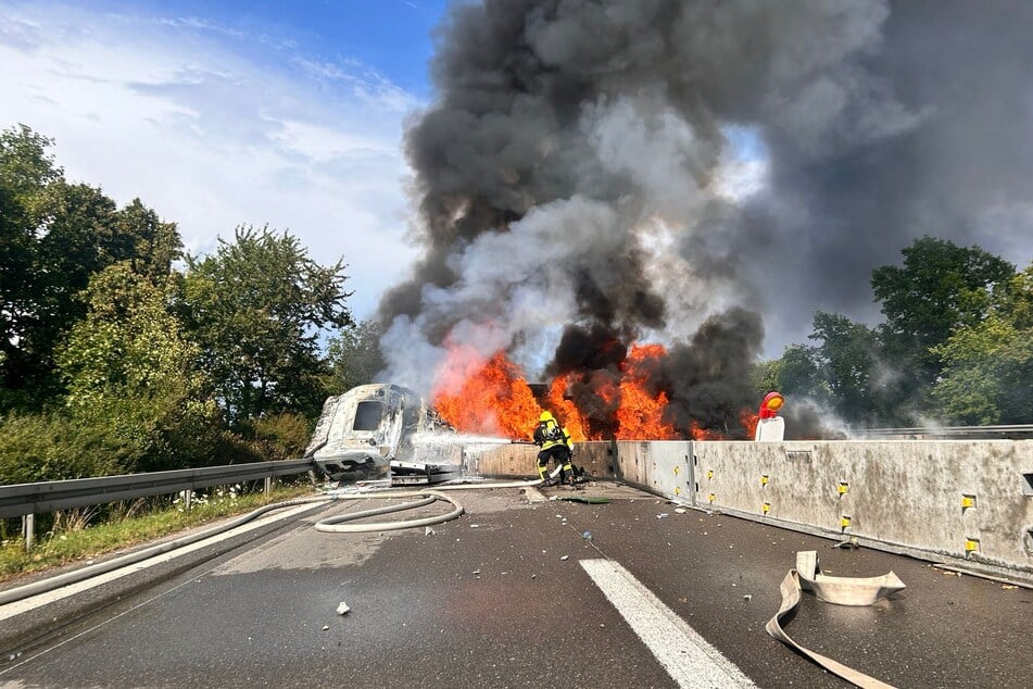 Der Lkw stand in Vollbrand.