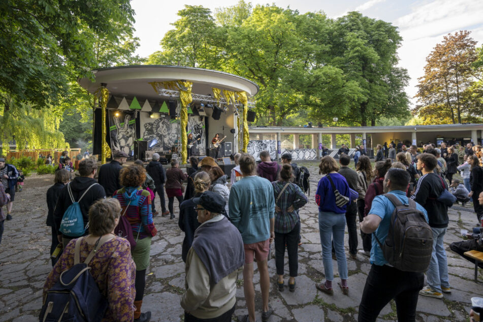 Das Festival "Fuego a la Isla" findet schon lange auf der Schlossteichinsel statt. Auch das "Kosmos"-Festival schlägt dort die Zelte auf.