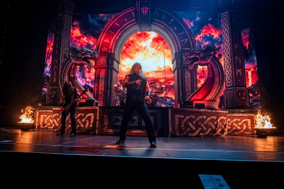 Amon Amarth nehmen am Freitagabend die Quarterback Immobilien Arena in Leipzig musikalisch auseinander.