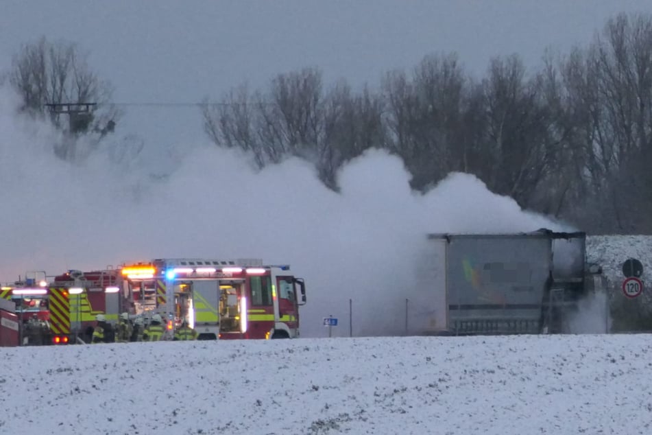 Einsatzkräfte mehrerer Feuerwehren löschen einen brennenden Laster auf der A14 im Landkreis Leipzig.