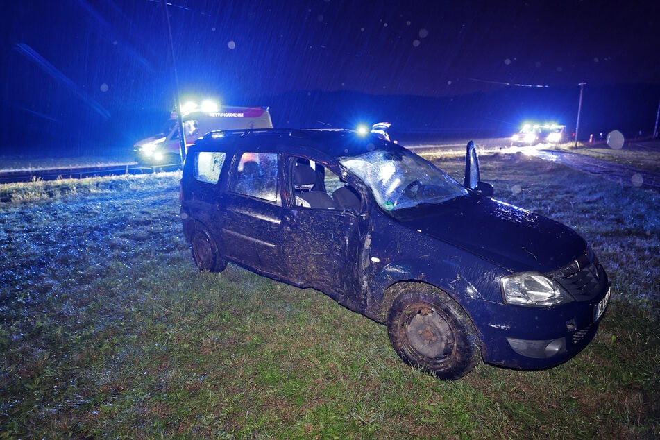 Ein Dacia kam in der Nacht von der Fahrbahn ab und rutschte auf eine nasse Wiese.