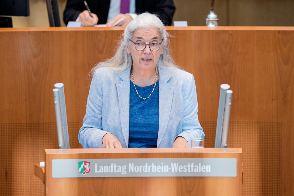 NRW-Wirtschaftsministerin Isabel Pfeiffer-Poensgen (66) gab am Donnerstag im Landtag Auskunft zum IT-Ausfall an der Düsseldorfer Uniklinik.