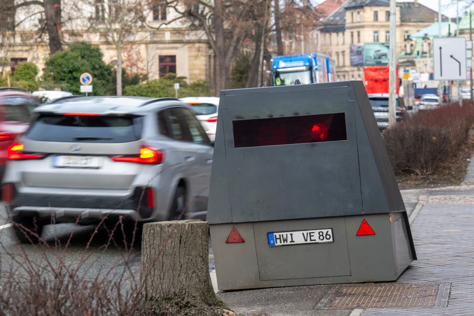 Auf Zwickaus Straßen geht seit Dezember 2025 ein gemieteter Superblitzer auf Temposünder-Jagd, der Vertrag läuft Ende November aus.