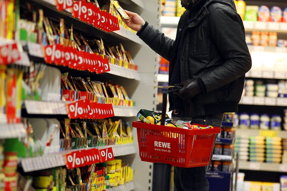 Die Deutschen sparen momentan wegen der starken Inflation.