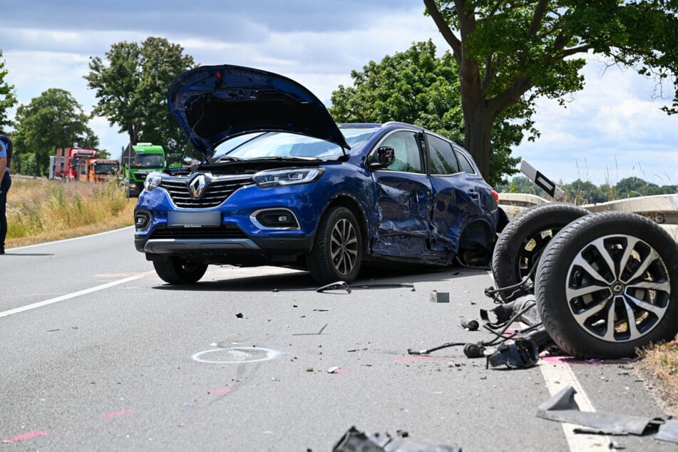 Der Renault verlor bei dem Unfall seine Hinterachse.
