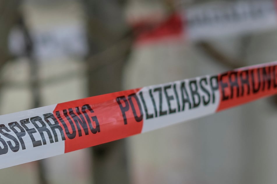 Frauen-Leiche in Wohnung gefunden: Polizei ermittelt